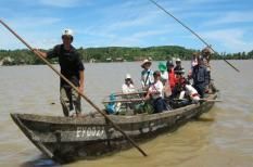 Không có áo phao khi đến trường bằng đò